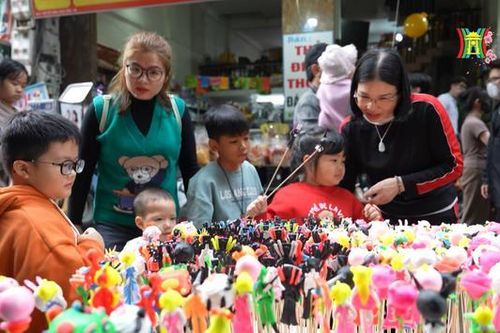 Đi 'chợ hai nhăm', chợ Tết trẻ em