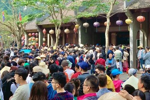 Người dân chen chúc chờ tham quan Khu du lịch sinh thái Tràng An