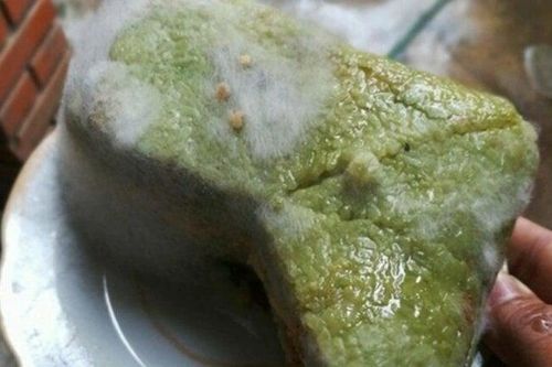 Bánh chưng bị mốc một góc còn ăn được không?