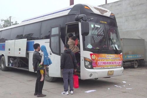 Hà Nội đón công nhân trở lại làm việc sau nghỉ Tết