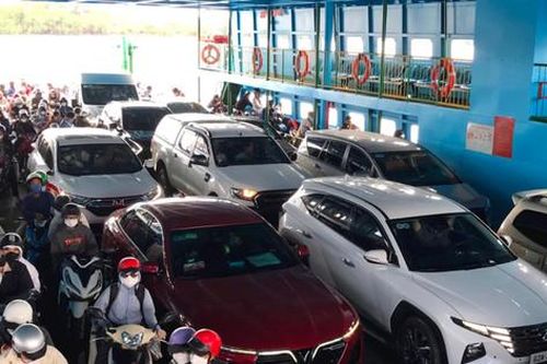 Người dân tấp nập trở lại TP Hồ Chí Minh