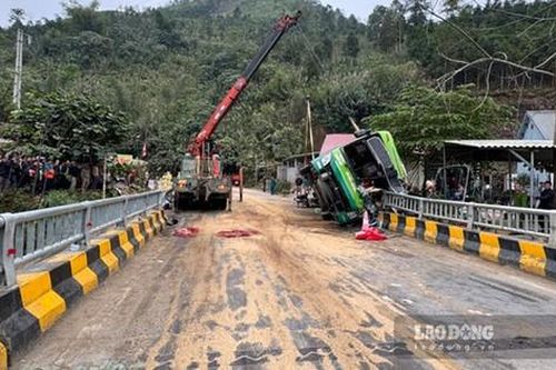 Danh tính các nạn nhân thương vong trong vụ xe khách đổ nghiêng, đè lên xe máy ở Yên Bái
