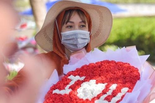 Tiểu thương 'khóc ròng' vì hoa ế trong ngày lễ Tình nhân