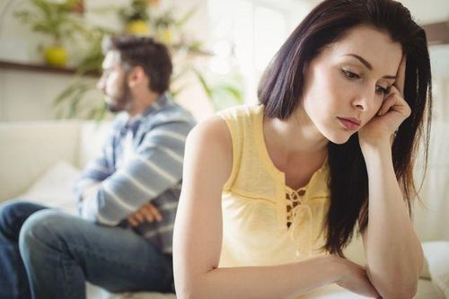 Nghe tiếng 'choang', tôi chạy ra thì thấy chồng ném chậu lan hồ điệp vỡ tan hoang dưới nền gạch