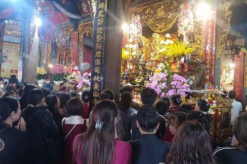 Người dân ùn ùn kéo về phủ Dầy 'cầu may' những ngày đầu tháng Giêng