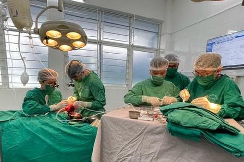 Phẫu thuật nối bàn chân bị đứt rời cho một công nhân