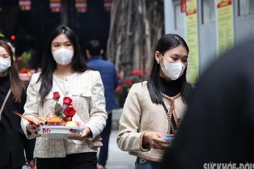 Giới trẻ rủ nhau đến chùa ngày lễ tình yêu