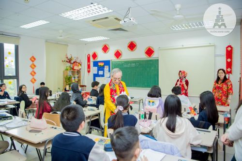 Hiệu trưởng phát lương sớm vì lo Tết giáo viên tốn kém