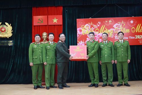 Giám đốc Công an Hà Nội chúc Tết cán bộ chiến sĩ Phòng Cảnh sát hình sự