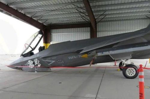 Tiêm kích hạm F-35C của Hải quân Mỹ sập càng trước, đập mũi xuống đất