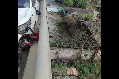 Ô tô tông trực diện xe máy, hai cô gái bị văng xuống cầu vượt tử vong