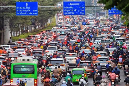 Đường phố Hà Nội ùn tắc, người dân chật vật đi làm trong ngày đầu sau kỳ nghỉ Tết