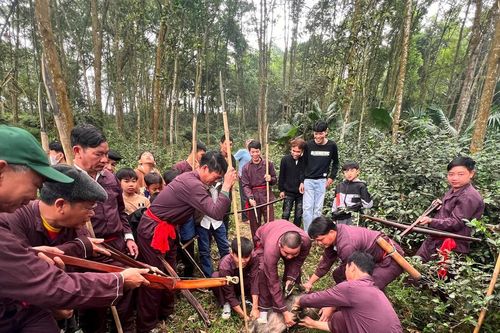 Hàng ngàn người dân tụ về xứ Mường dự Lễ mở cửa rừng