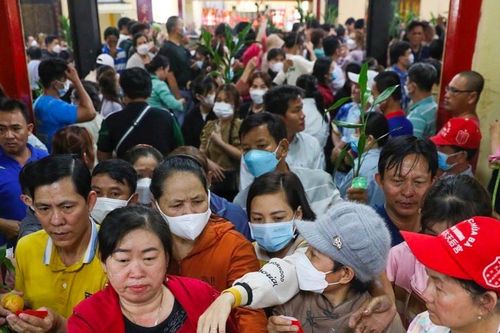 Bình Dương: Hàng nghìn khách thập phương đến chùa Bà Thiên Hậu cầu lộc đầu năm
