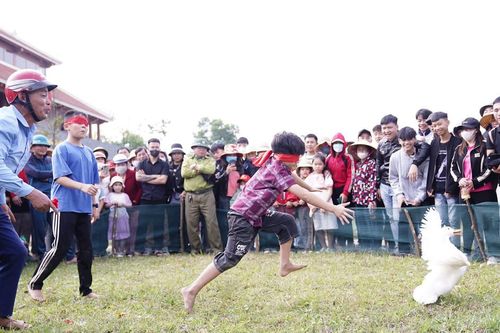 Hàng vạn du khách đến chùa Hương Tích trong ngày khai hội