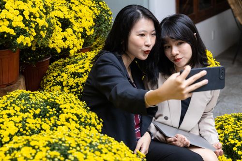 Sếp bất lực khi nhân viên 'lập sòng', cắn hạt dưa ngày đầu đi làm