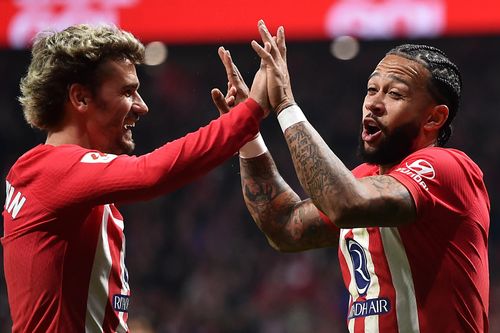 Griezmann nhận món quà đặc biệt từ Depay