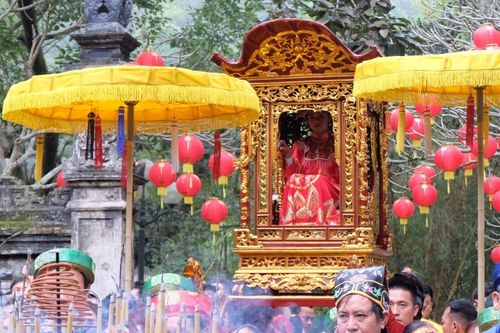 Độc lạ lễ rước 'kiệu nữ tướng' 11 tuổi tại lễ hội Gióng đền Sóc 2024