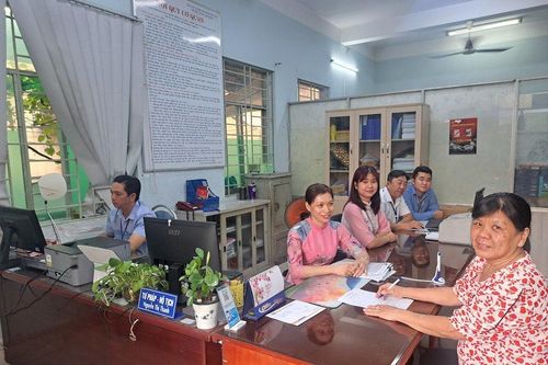 Ngày làm việc đầu năm 2024: Công sở chấp hành nghiêm, người dân thưa thớt