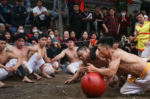 Người dân trèo tường xem trai tráng Thủ đô vật quả cầu nặng hơn 20kg