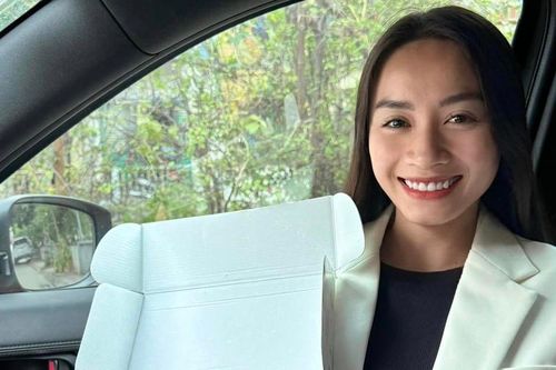 'Hot girl' của ĐT Việt Nam khoe quà Valentine, chính thức là 'hoa đã có chủ'