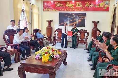 Ban Thường vụ Tỉnh ủy Vĩnh Long thăm, chúc Tết Bộ Chỉ huy Quân sự và Công an tỉnh
