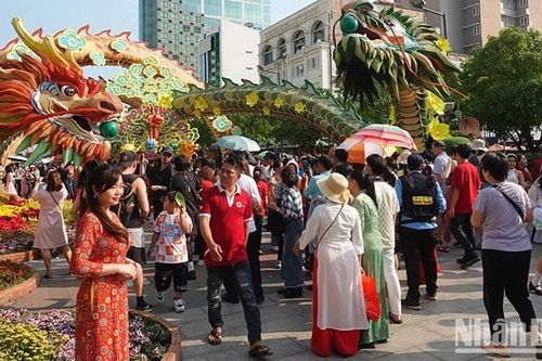 Hơn 1,2 triệu lượt khách đến Đường hoa Nguyễn Huệ Tết Giáp Thìn 2024