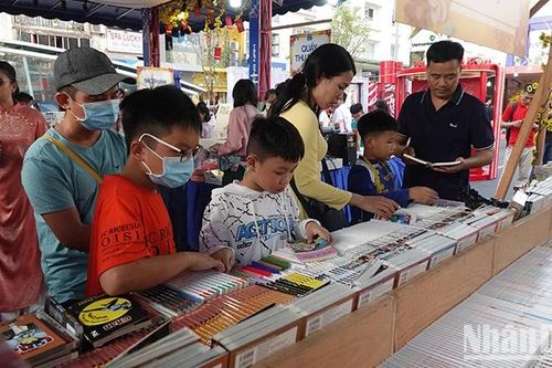 Doanh thu tại Lễ hội Đường sách Tết Giáp Thìn năm 2024 đạt hơn 10 tỷ đồng