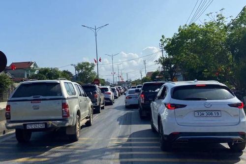 Sau Tết, xe cá nhân trở lại phía nam tăng cao, cầu lớn trên Quốc lộ 1 qua Quảng Bình bị nghẽn