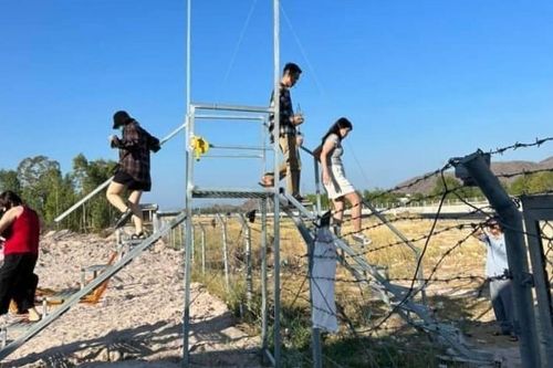 Chưa có nhà vệ sinh, người dân làm cầu bắc qua hàng rào cao tốc để cho khách đi vệ sinh