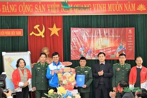 Tết sẻ chia - Năm Rồng khởi sắc