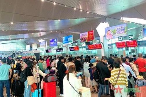 Người lao động Nghệ An tấp nập trở lại các thành phố lớn sau Tết