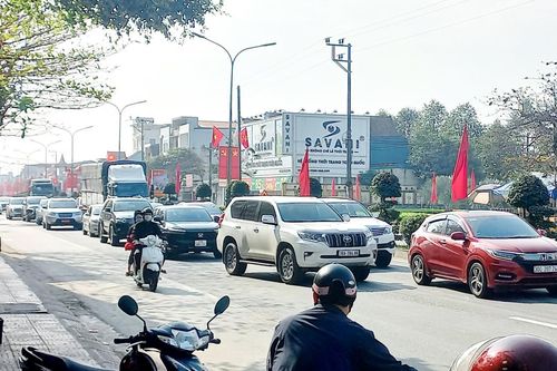 Phương tiện cá nhân nối đuôi nhau trở lại các thành phố lớn