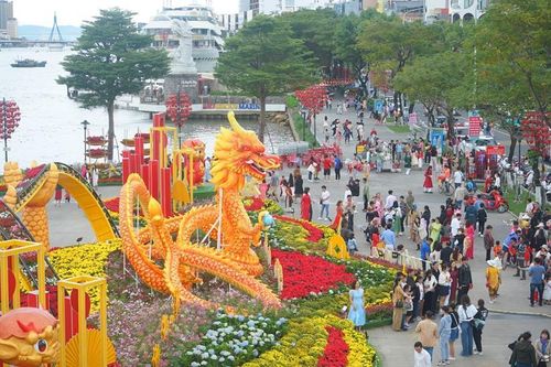 Rực rỡ sắc hoa, rộn ràng du xuân đầu năm mới