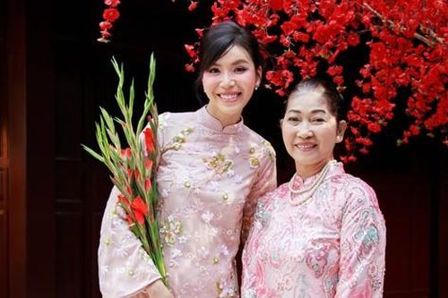 Siêu mẫu Minh Tú dành trọn Tết 2024 cho gia đình, đi cùng 'người đặc biệt' xin chữ đầu Xuân