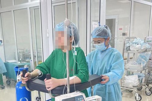 Sau 3 ngày được ghép phổi, nữ sinh 21 tuổi đã đứng dậy tập đi