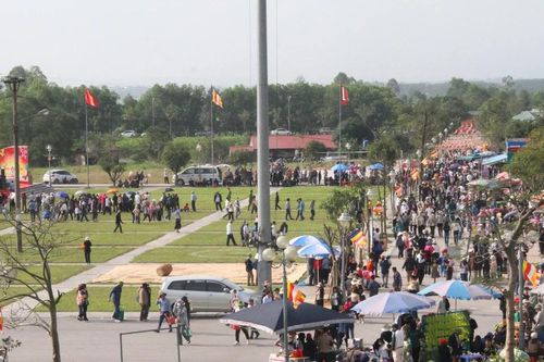 Hàng ngàn du khách trẩy hội chùa Hương Tích