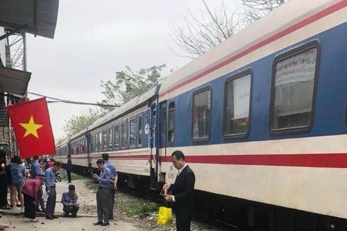 Hà Nội: Va chạm với tàu hỏa, người đàn ông đi xe máy tử vong