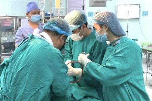 Cháu bé bị vỡ lách vì ngã vào chậu hoa