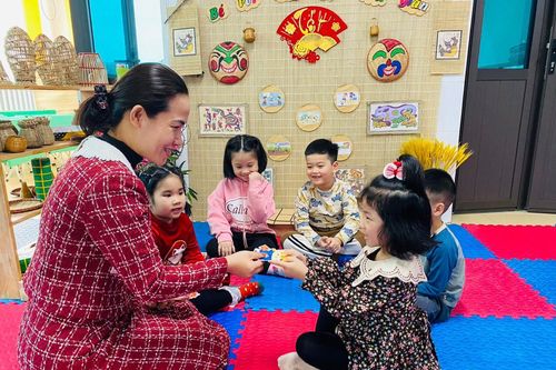 Quan tâm trò chuyện cùng học sinh để xóa bỏ dư âm của nghỉ Tết
