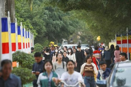 Tết Nguyên đán: Chùa Hương, Chùa Khai Nguyên, Tam Chúc đón hàng nghìn người đến tham quan