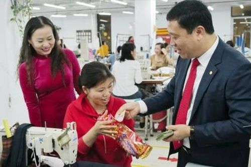 Lì xì đầu năm: Người lao động mong một năm kinh tế đủ đầy