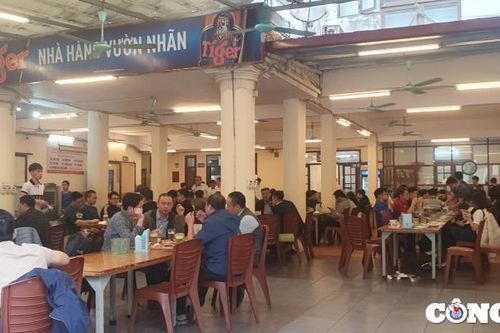 Dân văn phòng khai xuân: Quán nhậu quá tải, đội mưa vài km để ăn trưa