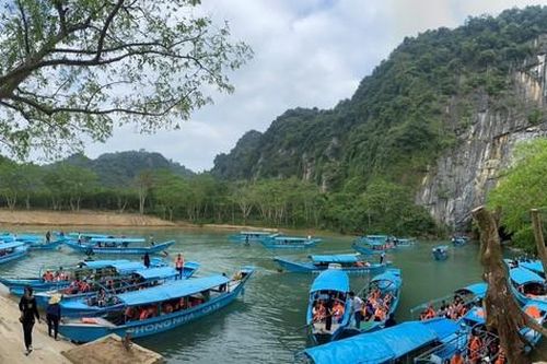 Thuyền nối đuôi, chen chúc chở khách du xuân động Phong Nha