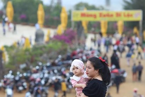 Người dân xứ Quảng nô nức du xuân ở ngôi chùa có tượng Phật cao nhất nước