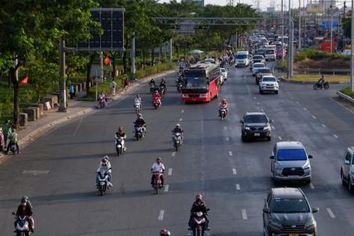 Đường phố TPHCM thông thoáng trong ngày làm việc đầu năm