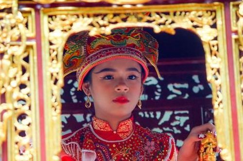 Thi nhau mừng tuổi cho nữ tướng 11 tuổi ở hội Gióng