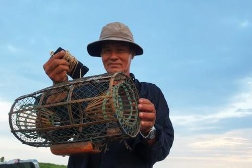 Theo chân thợ săn cua đá trên biển Tây