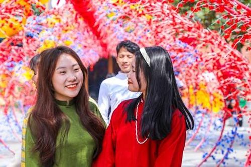 Bạn trẻ diện áo dài lên chùa vãn cảnh, cầu bình an