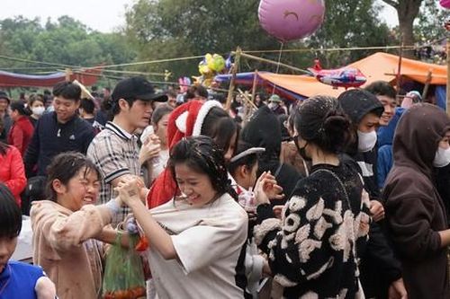 Độc đáo phiên chợ ném cà chua lên người để cầu tài lộc, may mắn